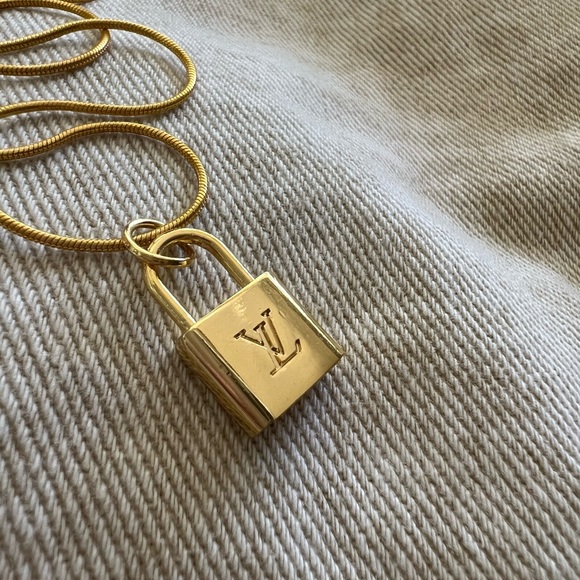 LV Necklace - Picture 4 of 6